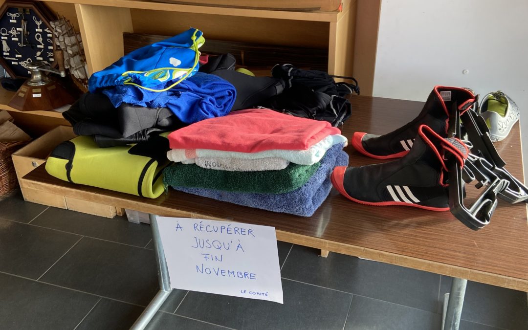 Divers vêtements pendus dans les vestiaires.