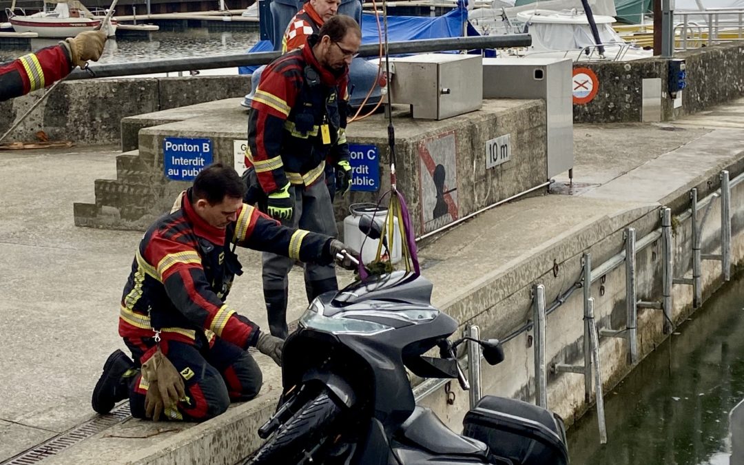 Scooter repêché dans le port